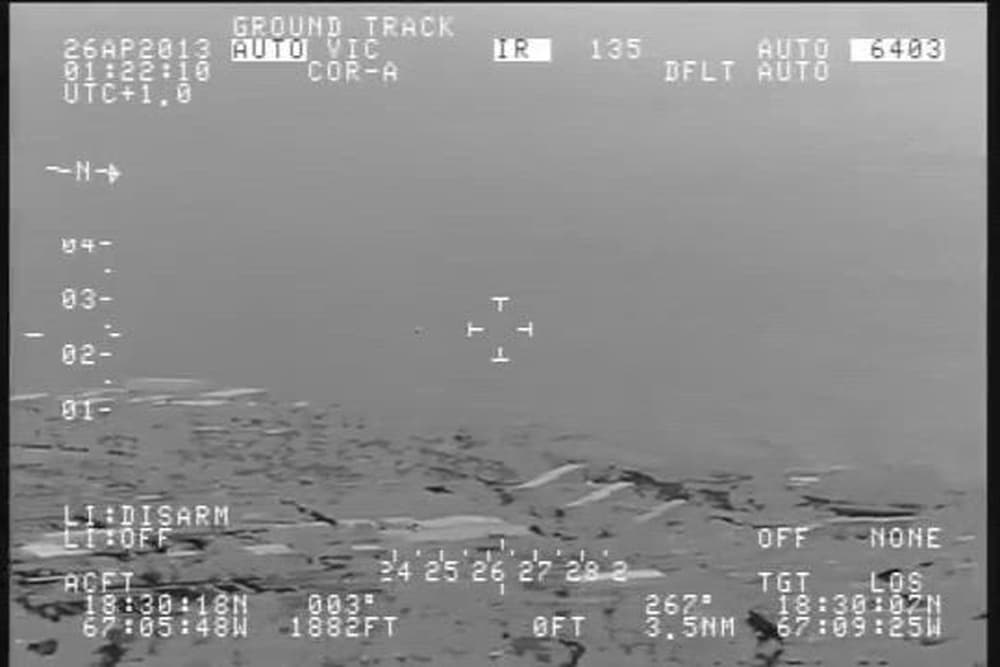 Image de l'enregistrement infrarouge officiel du CBP montrant deux petites cibles près d'Aguadilla en avril 2013