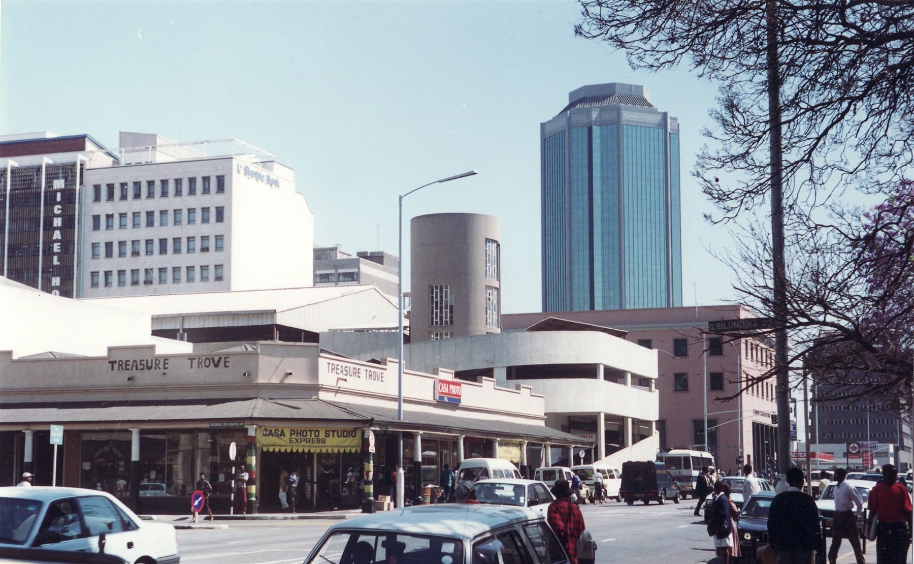 Rua do centro de Harare fotografada em 1997, contexto regional para a Ariel School perto de Ruwa