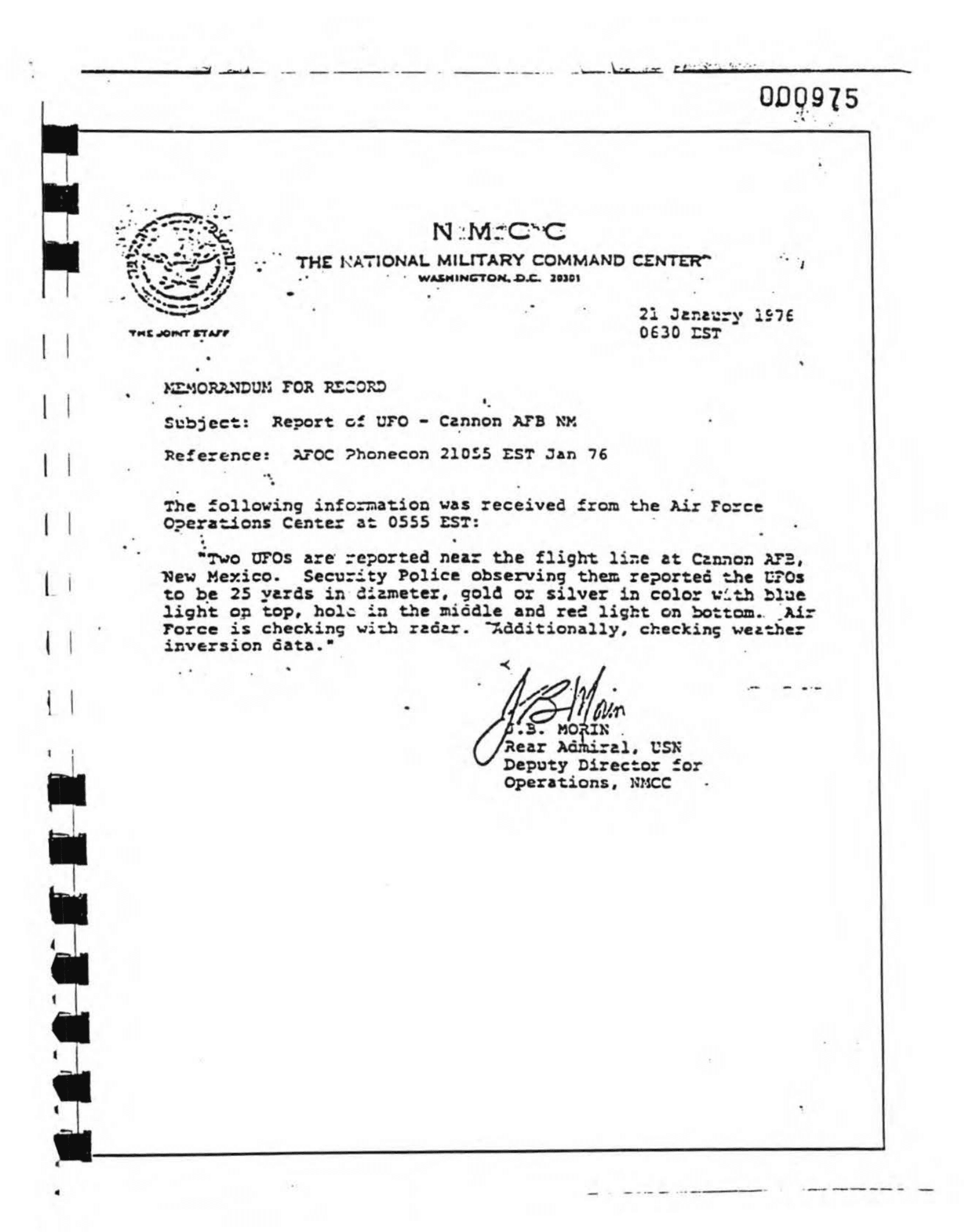Mémorandum du National Military Command Center du 21 janvier 1976 sur deux objets signalés près de Cannon AFB