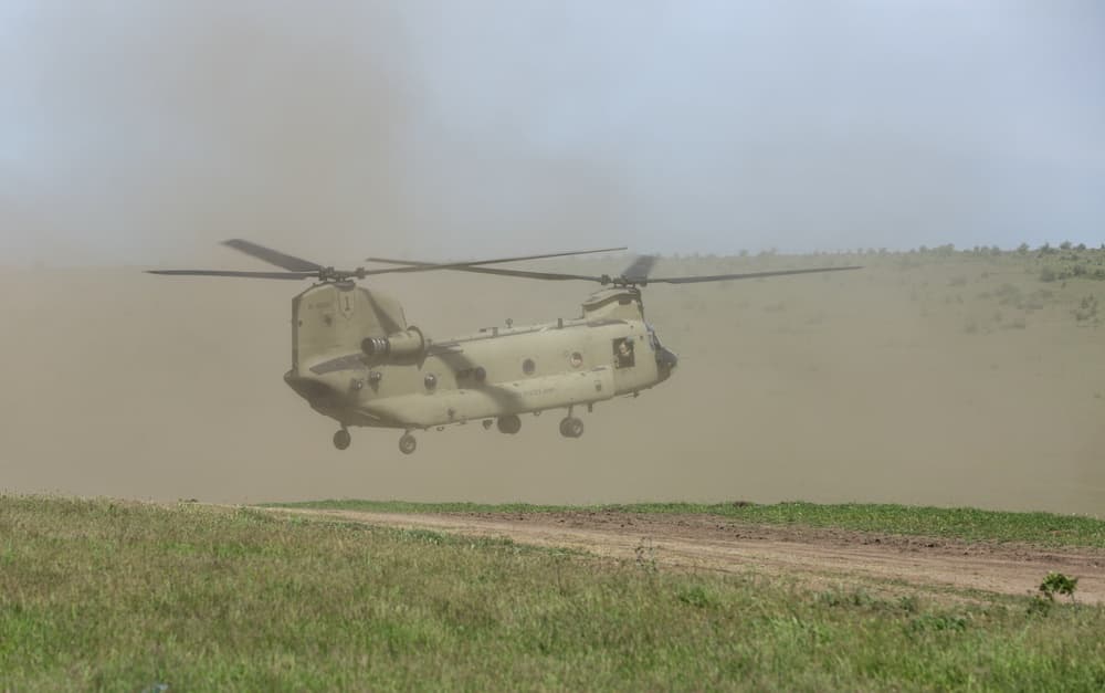 Helicóptero CH-47 Chinook do Exército dos EUA com rotores em tandem pousando durante exercício de 2021