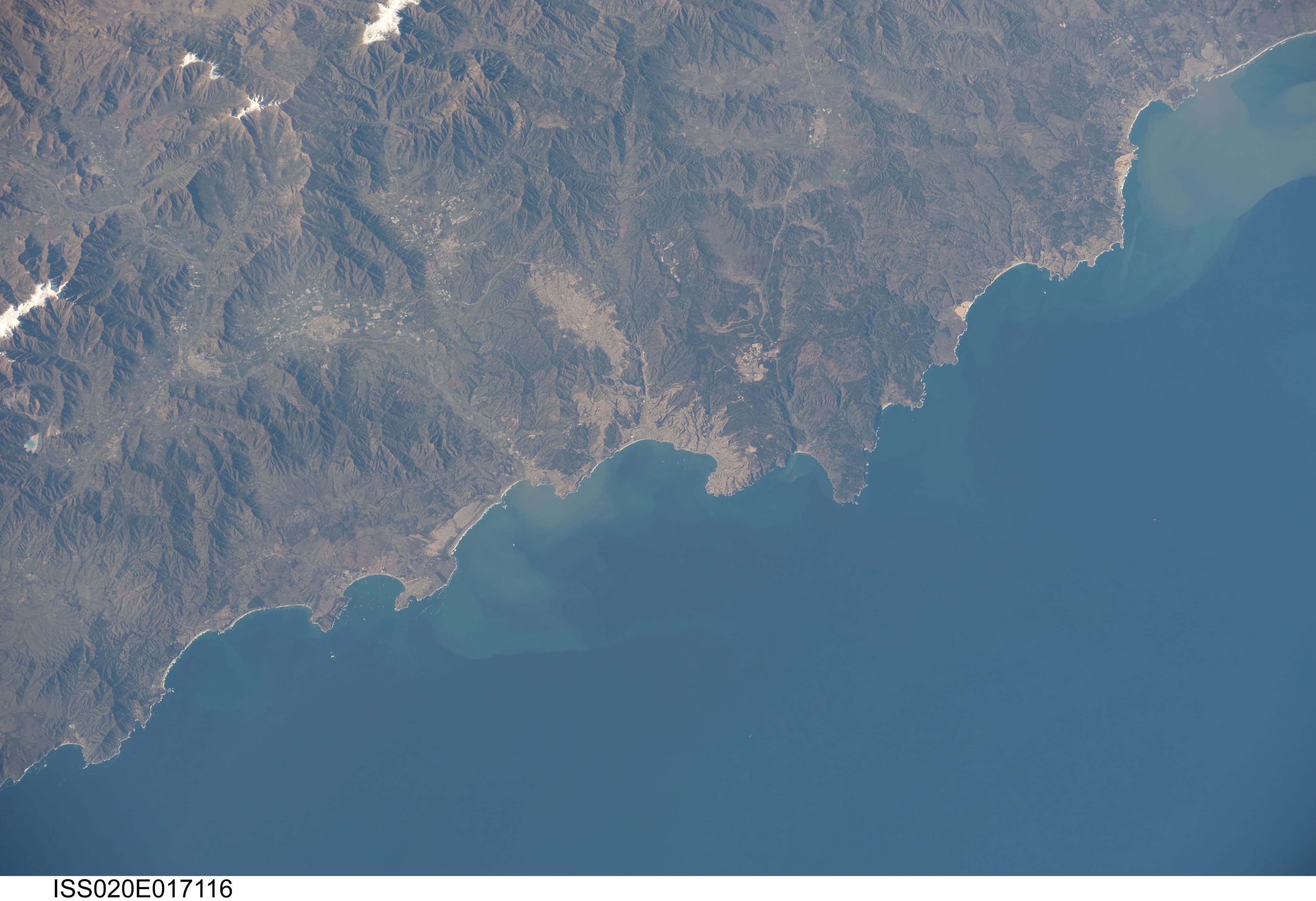 NASAの軌道写真に写るバルパライソ周辺の湾、市街地、内陸の山々