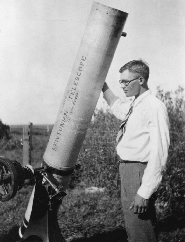 Retrato del astrónomo Clyde Tombaugh utilizado como contexto testigo para su informe de avistamiento de ovnis