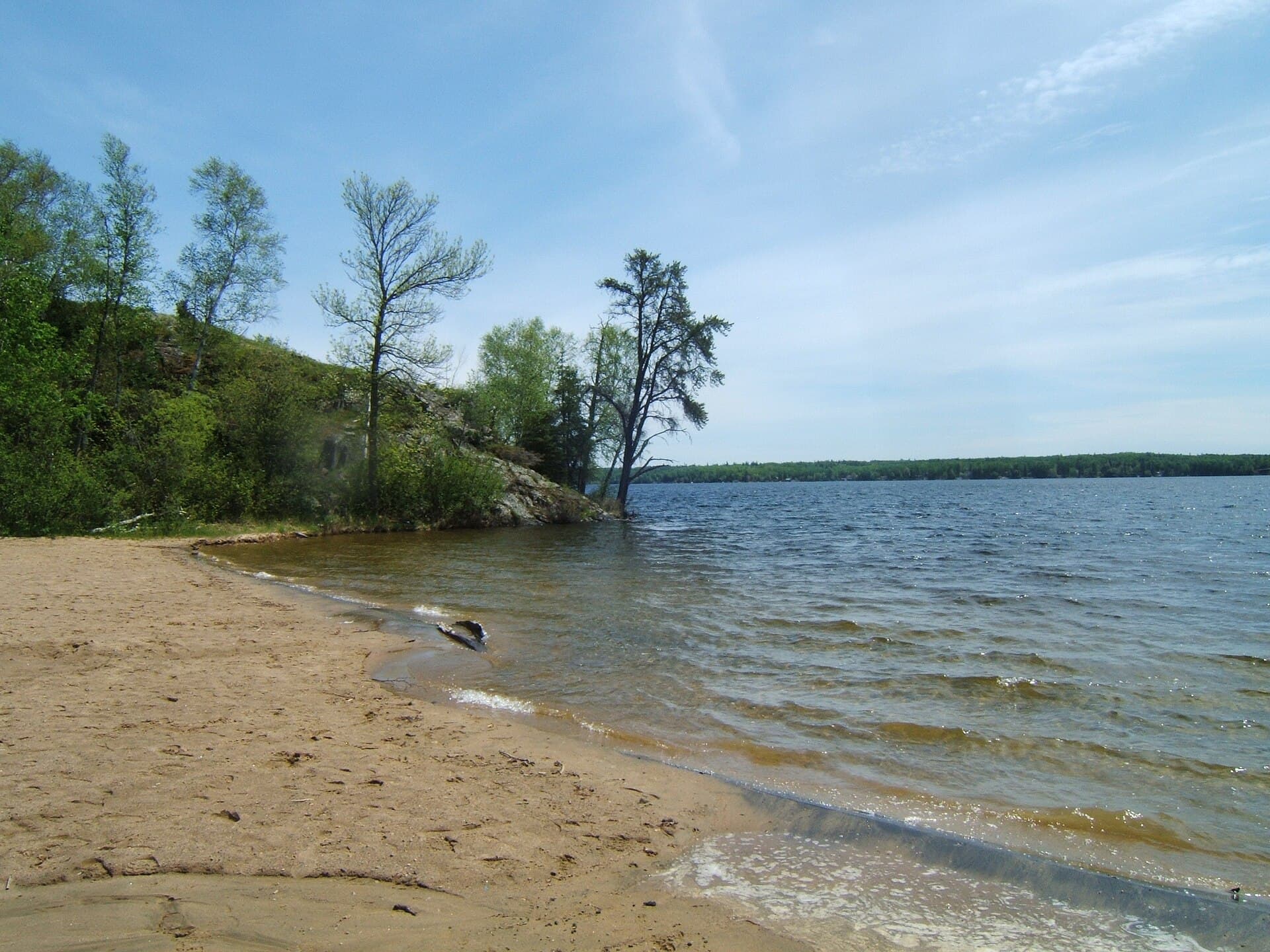 Margem de Falcon Lake, Manitoba, fotografada em 4 de junho de 2013