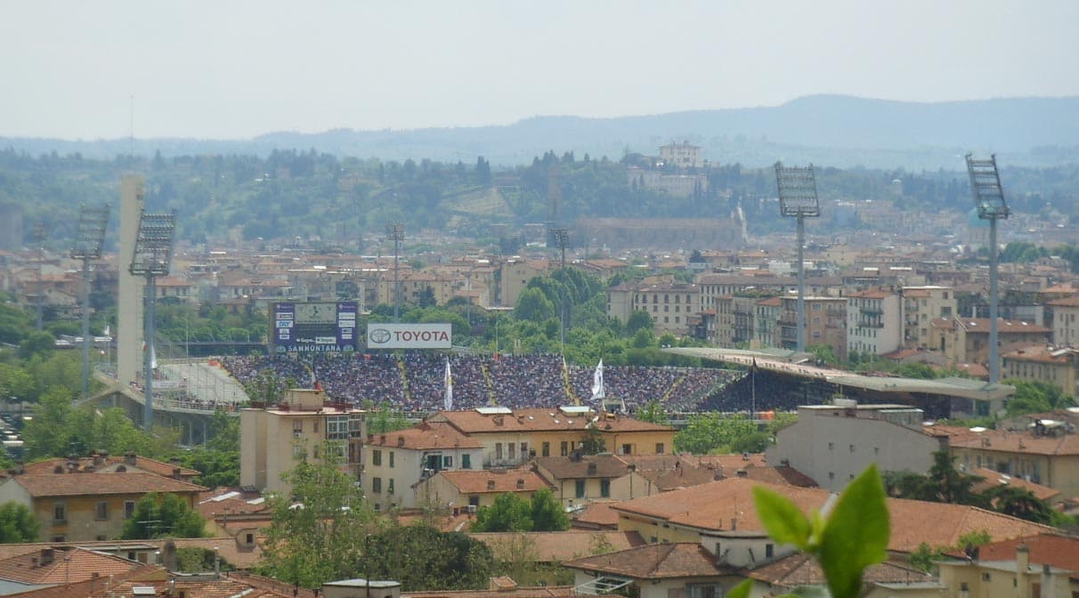El estadio Artemio Franchi de Florencia fue utilizado como contexto de ubicación para el avistamiento de ovnis en el estadio de 1954.