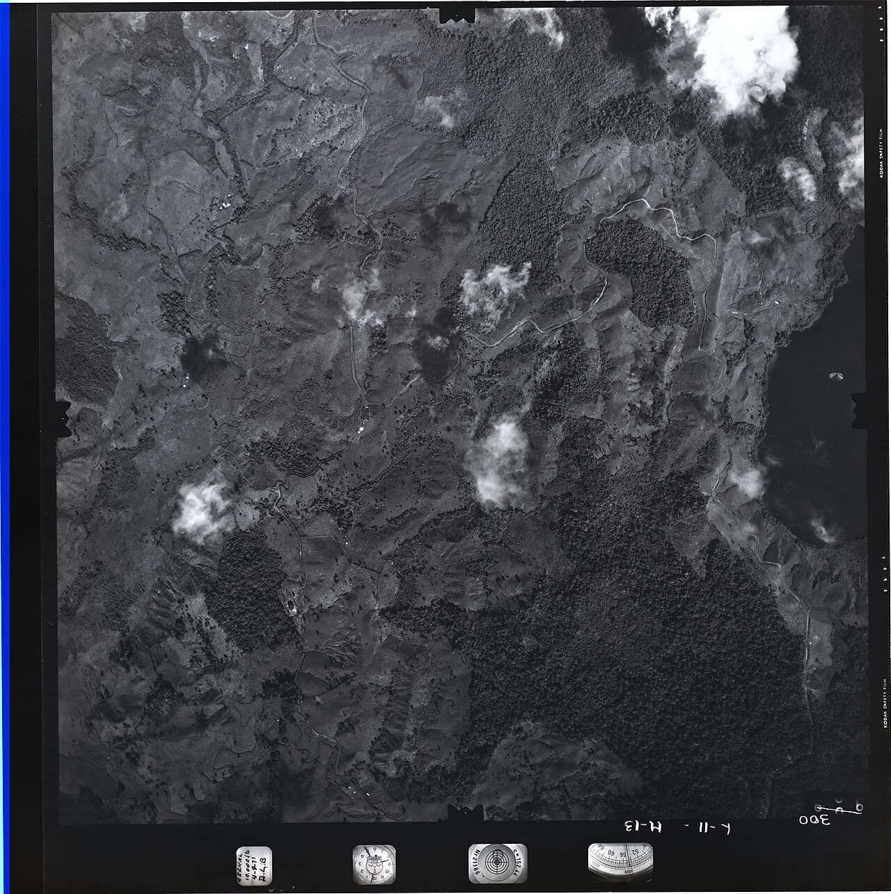 Fotografía de dominio público de 1971 del estudio aéreo del lago Cote con una característica similar a un disco cerca del borde del lago