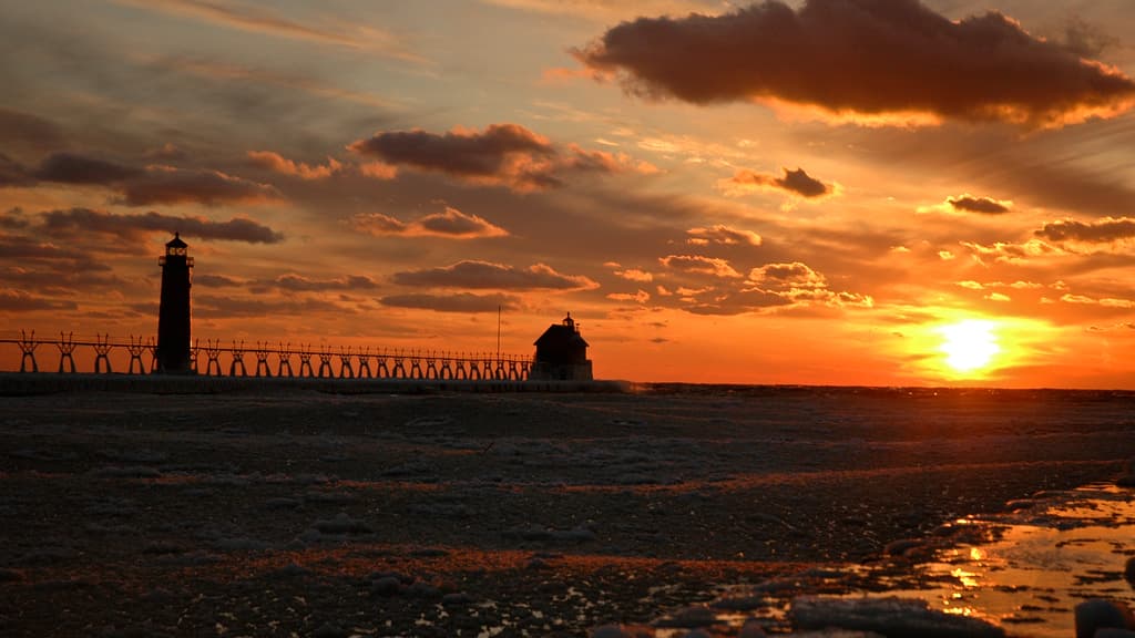 Faro y muelle de Grand Haven en silueta al atardecer en el lago Michigan en 2006