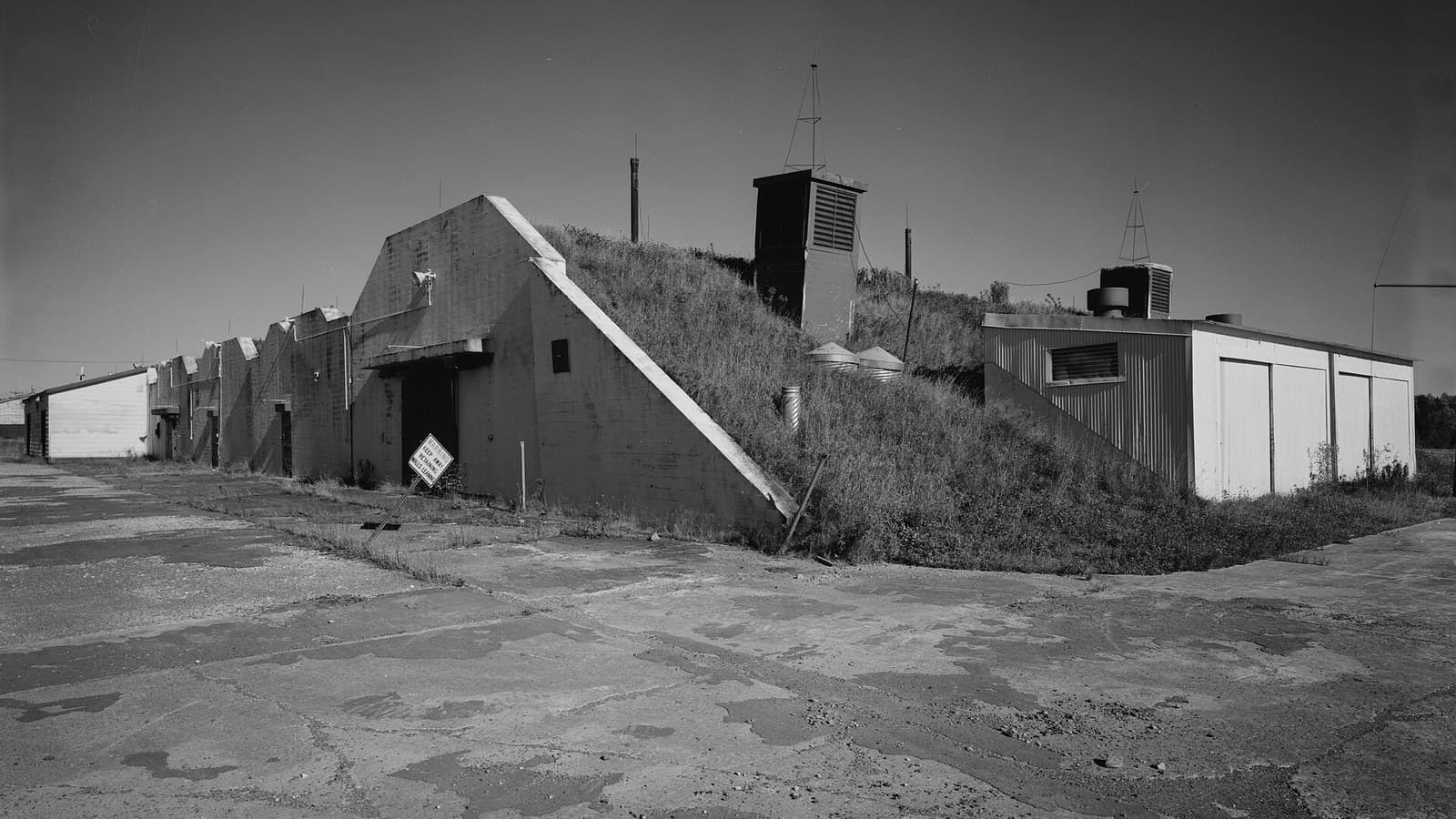 1975年の報告地点を示すローリング空軍基地兵器保管区域の歴史写真