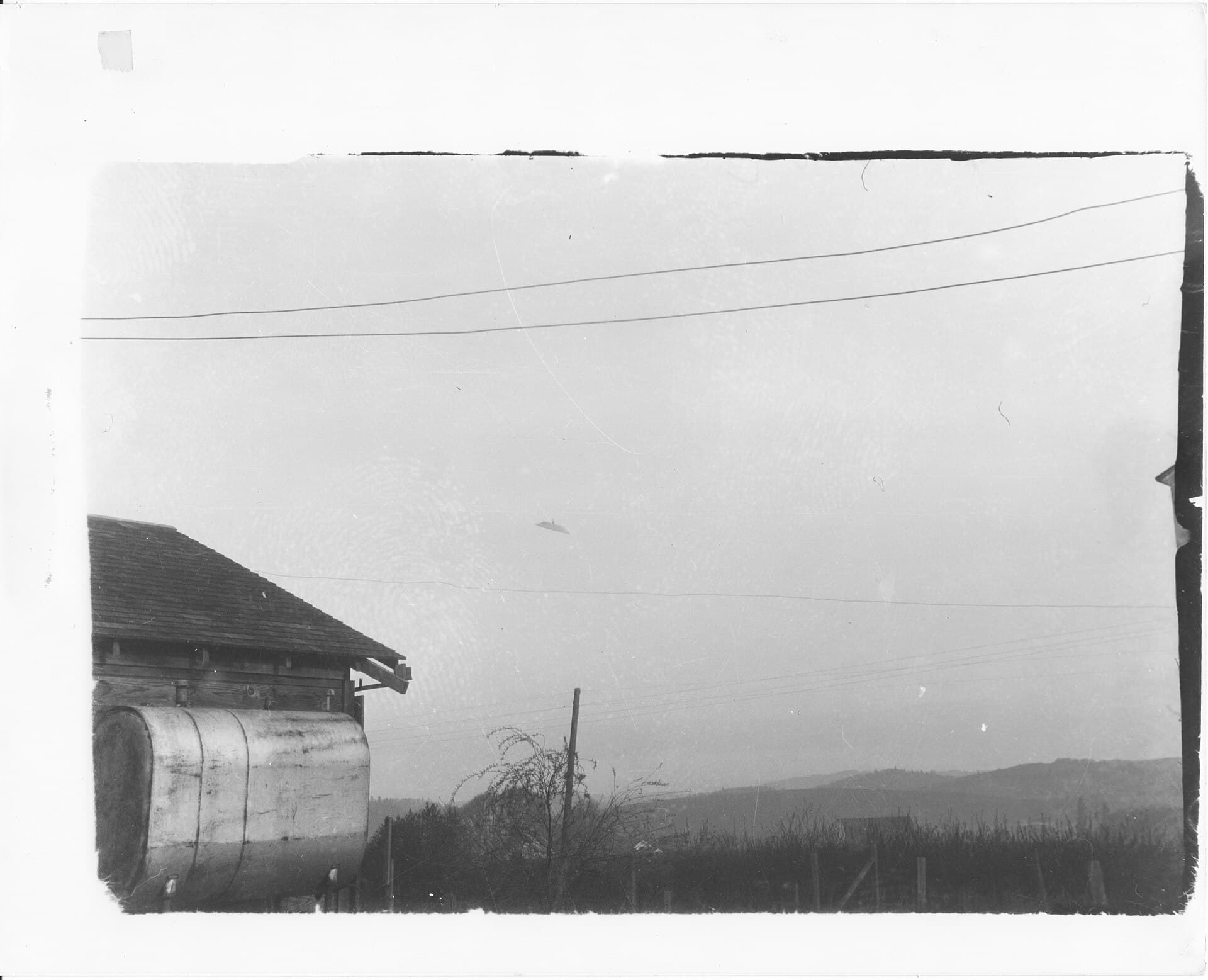 Segunda foto de Paul Trent mostrando objeto escuro em forma de disco sobre a fazenda em maio de 1950