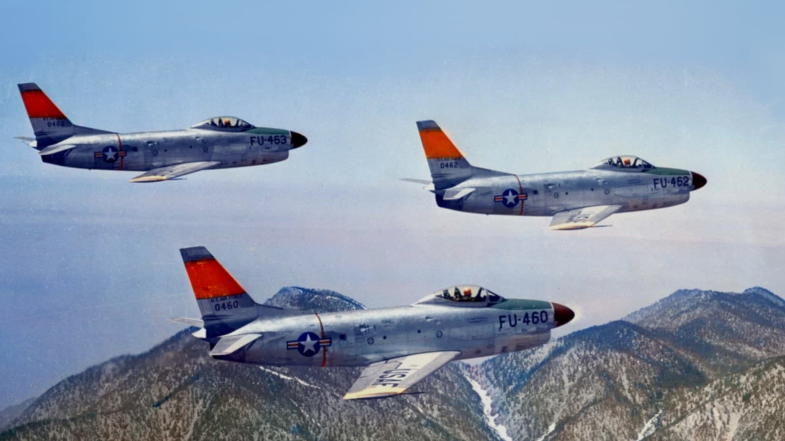 Interceptores F-86D de la Fuerza Aérea de los Estados Unidos en vuelo, que ilustran el tipo de avión pilotado por Milton Torres