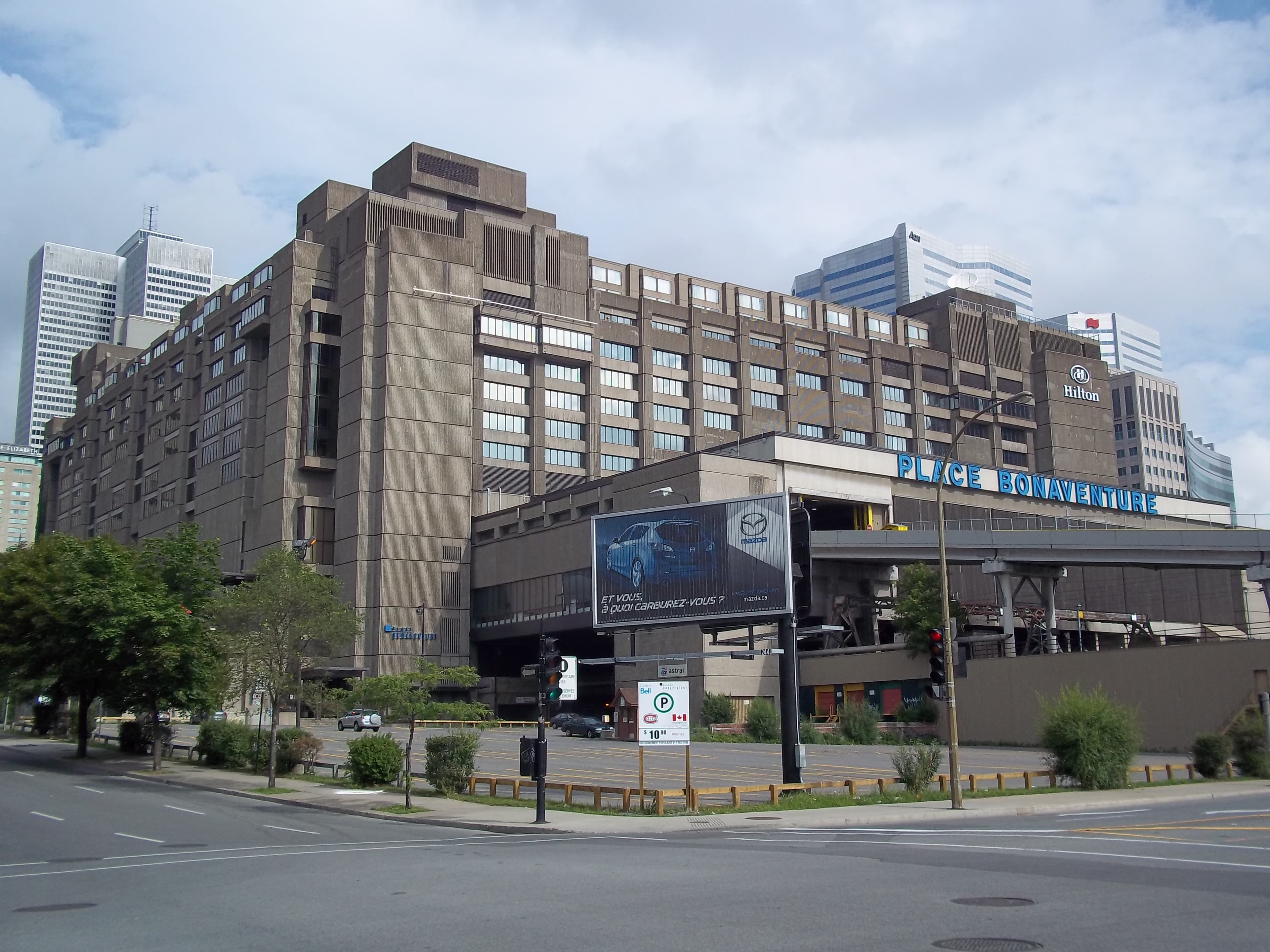 Complejo de hormigón Place Bonaventure, con rótulo azul y cartel Hilton sobre calles de Montreal
