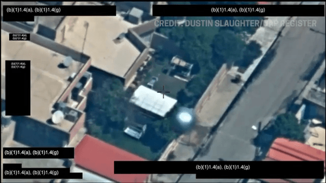 Quadro do vídeo do orbe de Mosul mostrando uma forma esférica luminosa sobre uma cena urbana