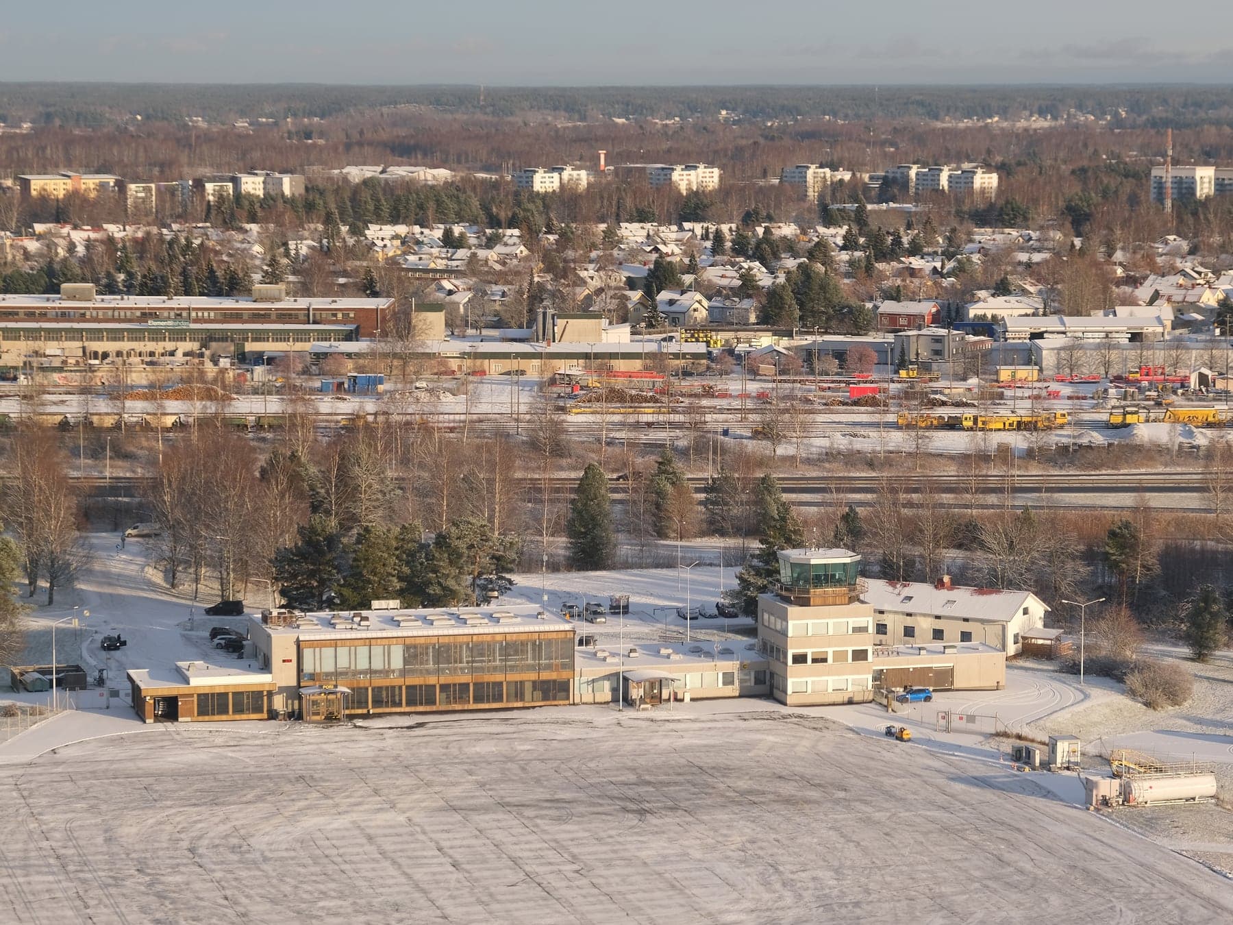 Vue aérienne de l'aéroport moderne de Pori utilisée comme contexte du signalement de 1969