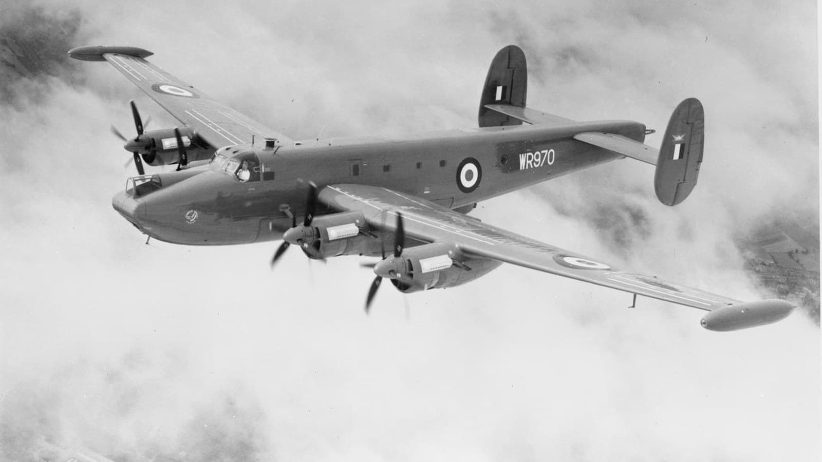 トップクリフの目撃者が搭乗した機種を示す飛行中の英空軍アブロ・シャクルトン