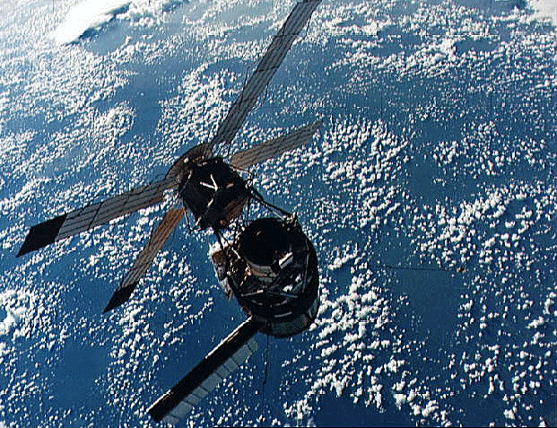 Station Skylab et panneaux solaires au-dessus de la Terre bleue et des nuages