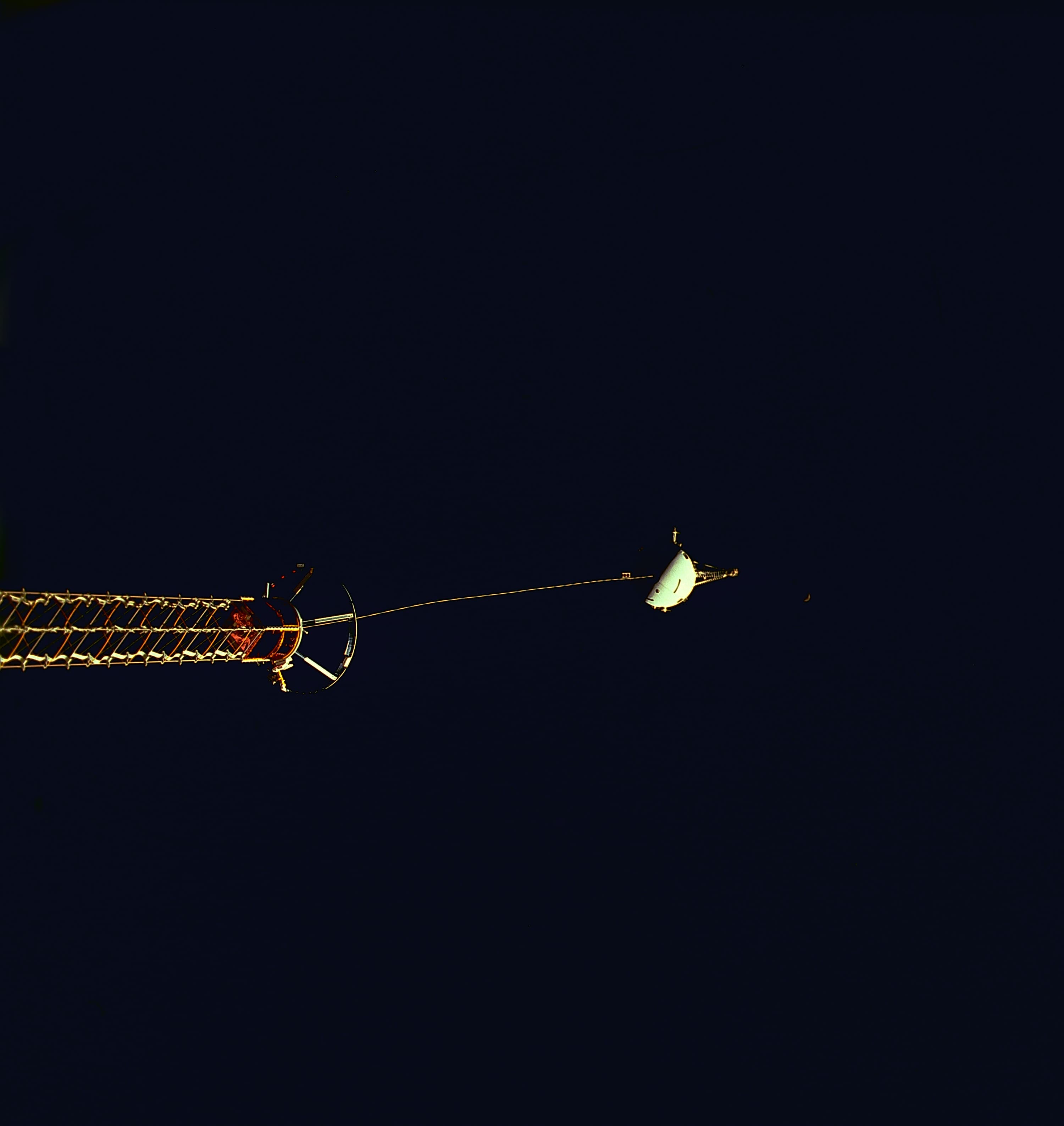Satélite TSS-1R unido por cable fino al brazo de Columbia contra el espacio