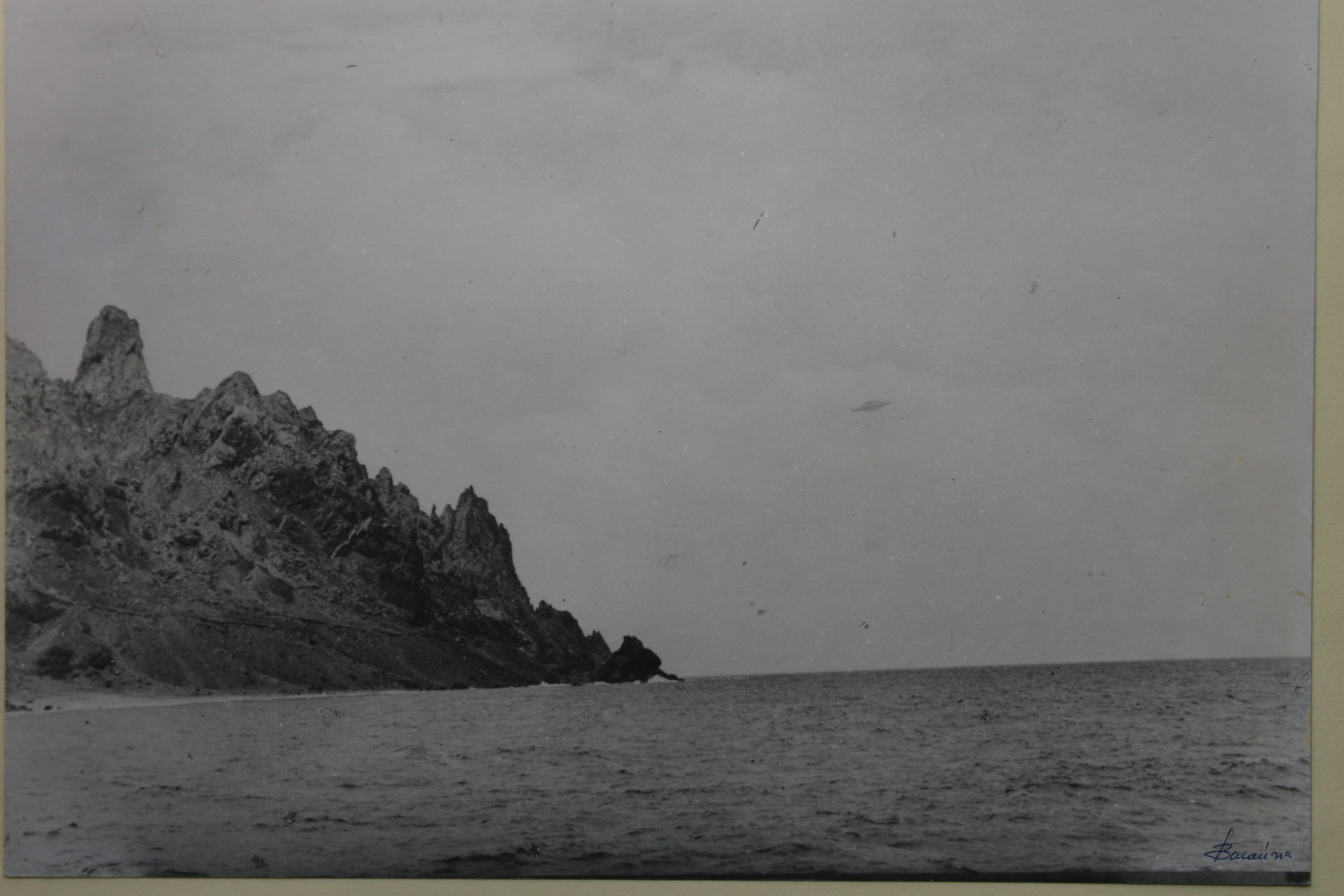 Photographie contestée du 16 janvier 1958 attribuée à Almiro Baraúna au large de Trindade