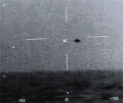 Image monochrome du clip naval USS Omaha montrant une petite cible sombre près de l'horizon