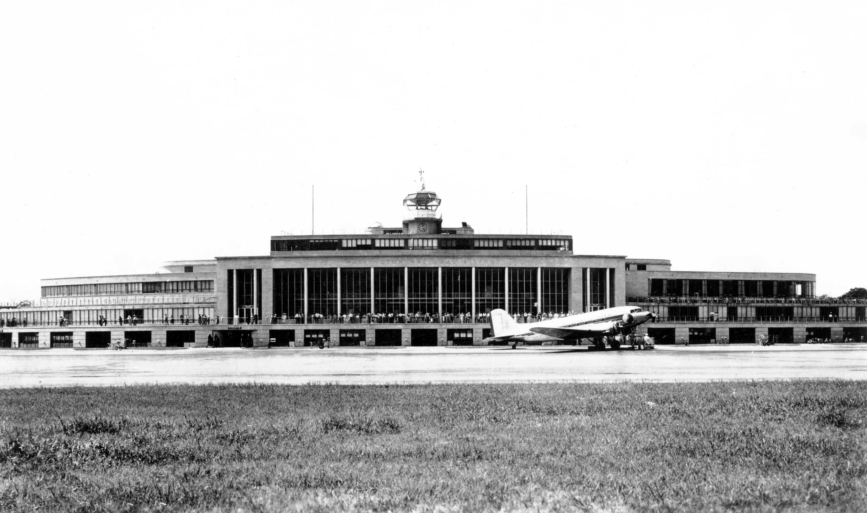 Terminal et avion de l'aéroport national de Washington photographiés en 1944