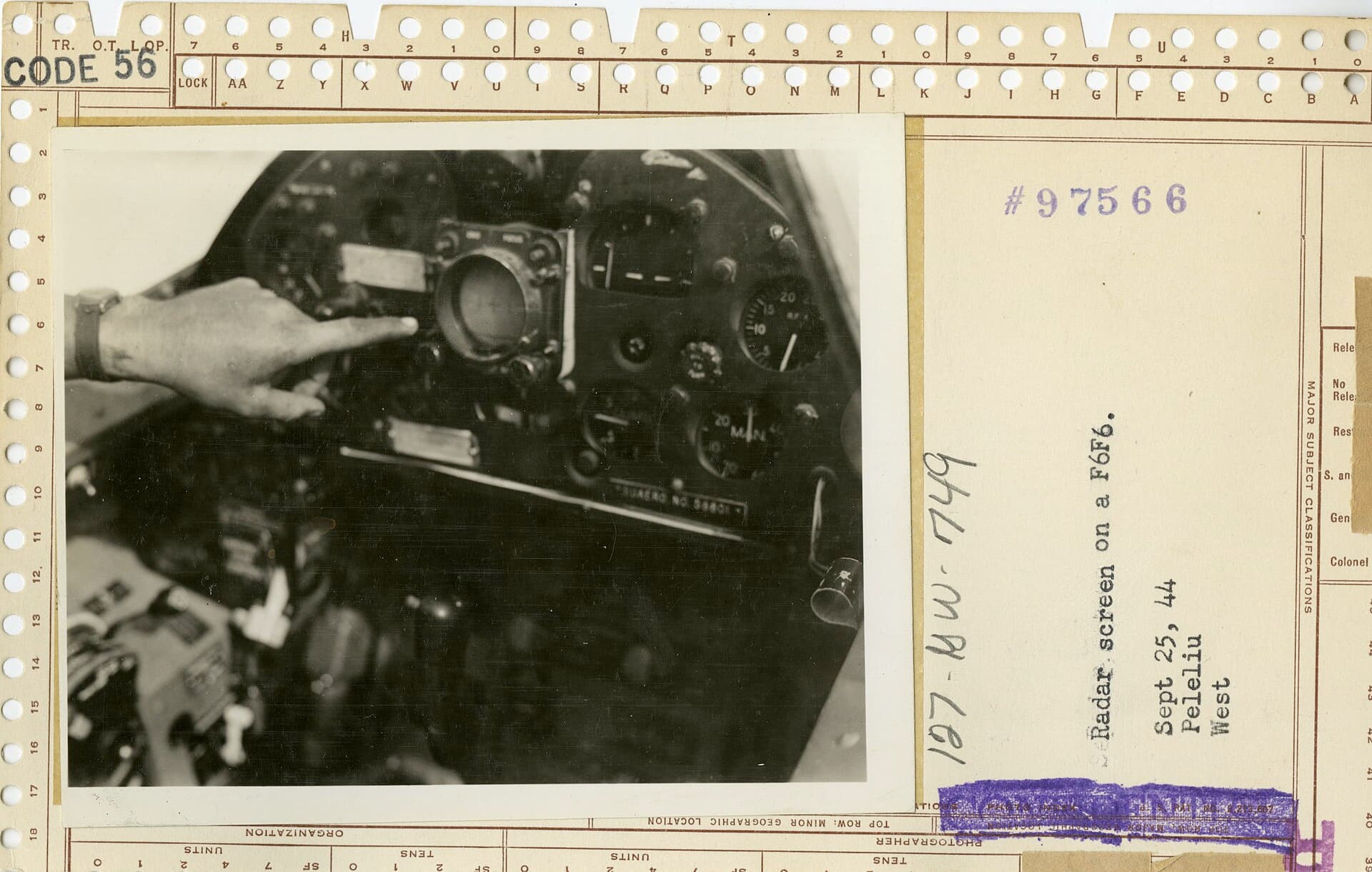 Fotografía histórica de una pantalla de radar a bordo de un avión F6F en 1944
