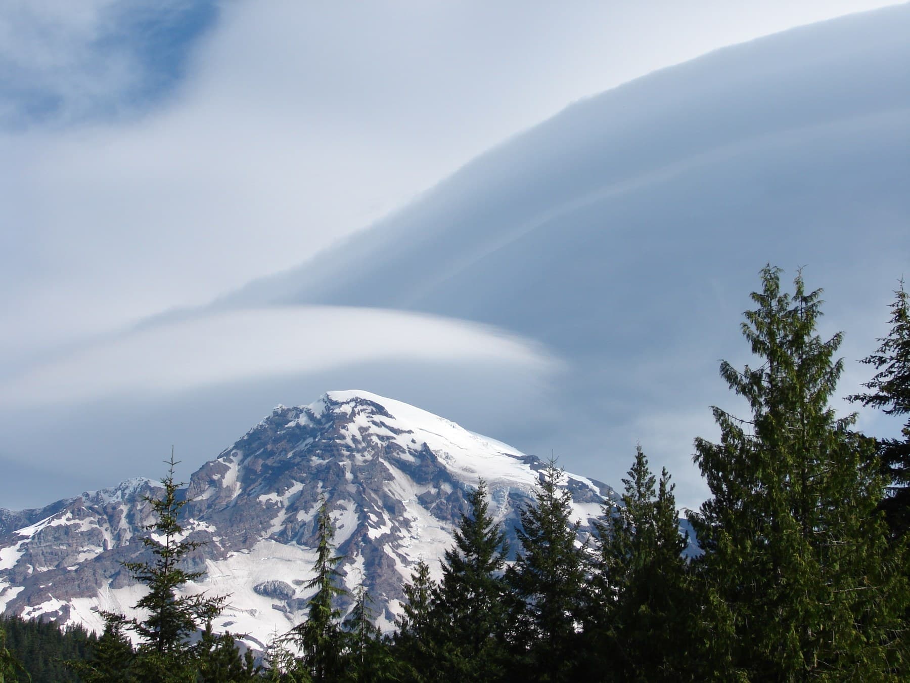 Nubes lenticulares en capas sobre el Monte Rainier cubierto de nieve