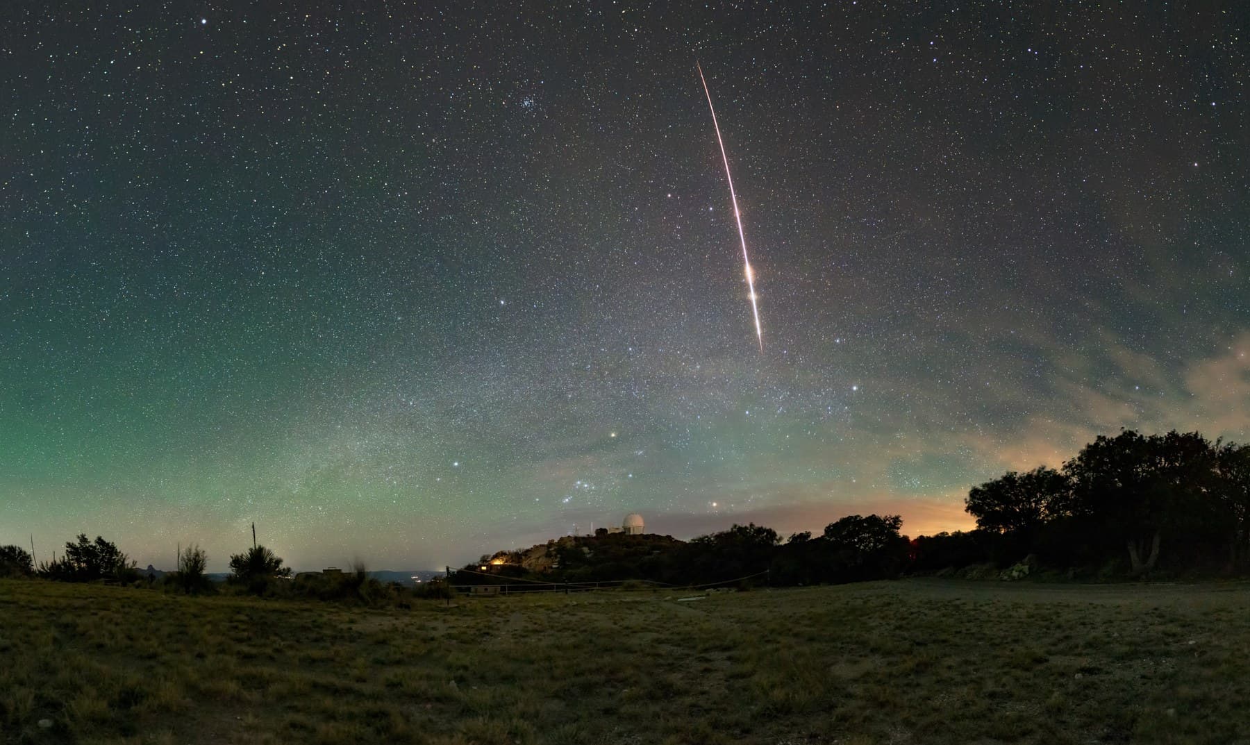 Brillante bola de fuego cruzando el cielo lleno de estrellas sobre el Observatorio Nacional Kitt Peak
