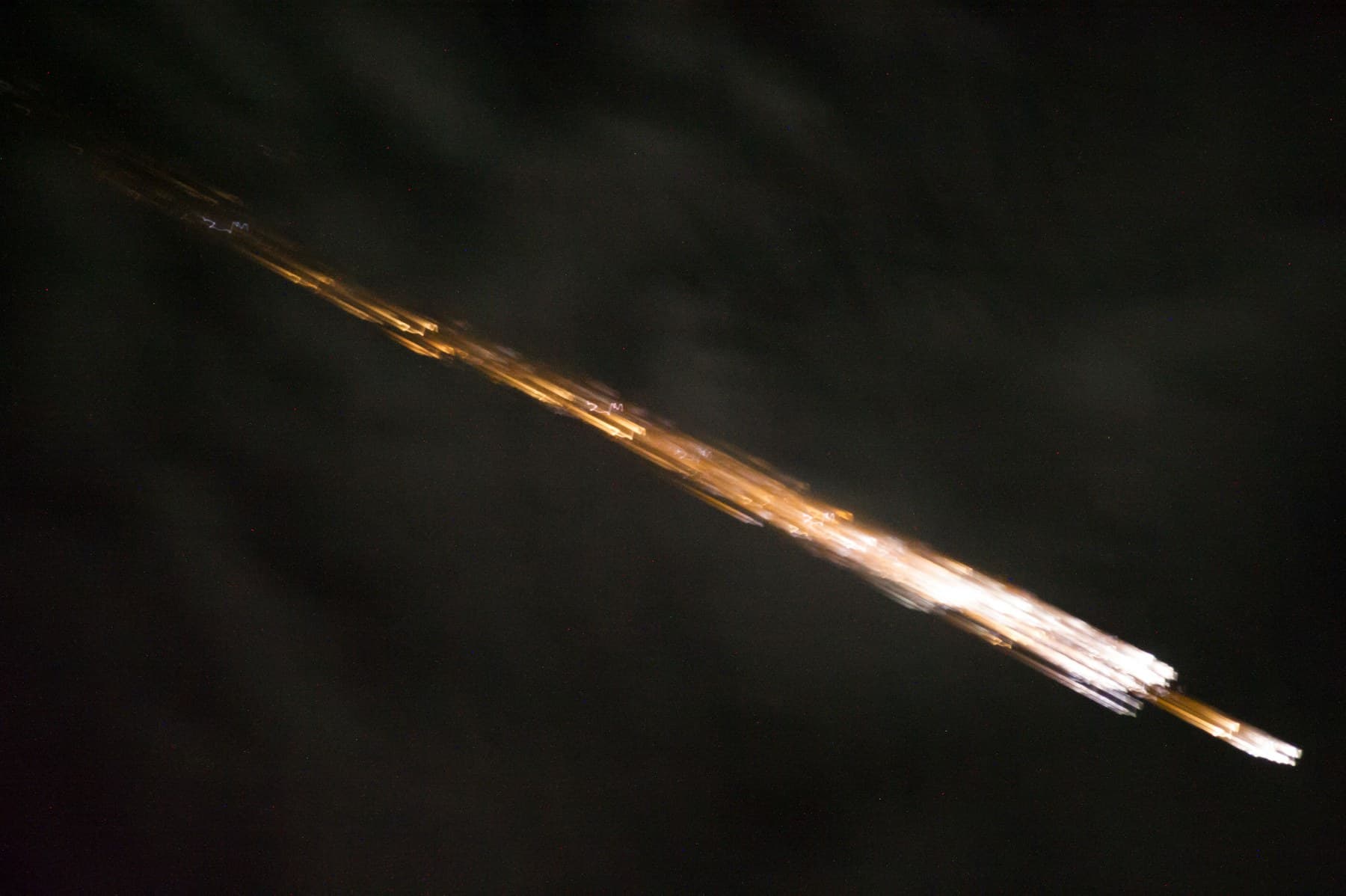La nave espacial de carga Cygnus se rompe en fragmentos brillantes durante el reingreso a la atmósfera