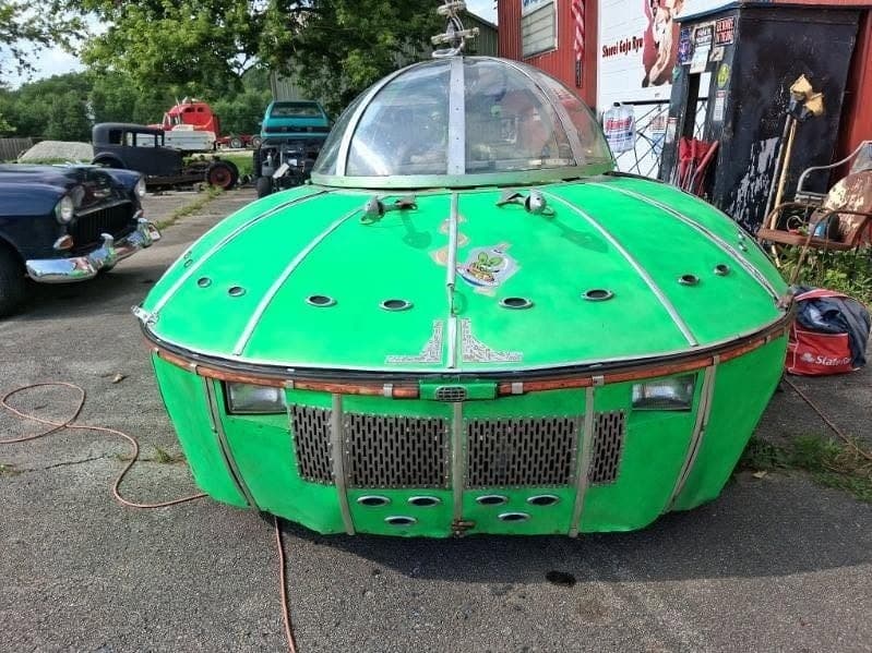 Un coche con platillo volante llama la atención en un viaje por carretera al Festival OVNI de Roswell