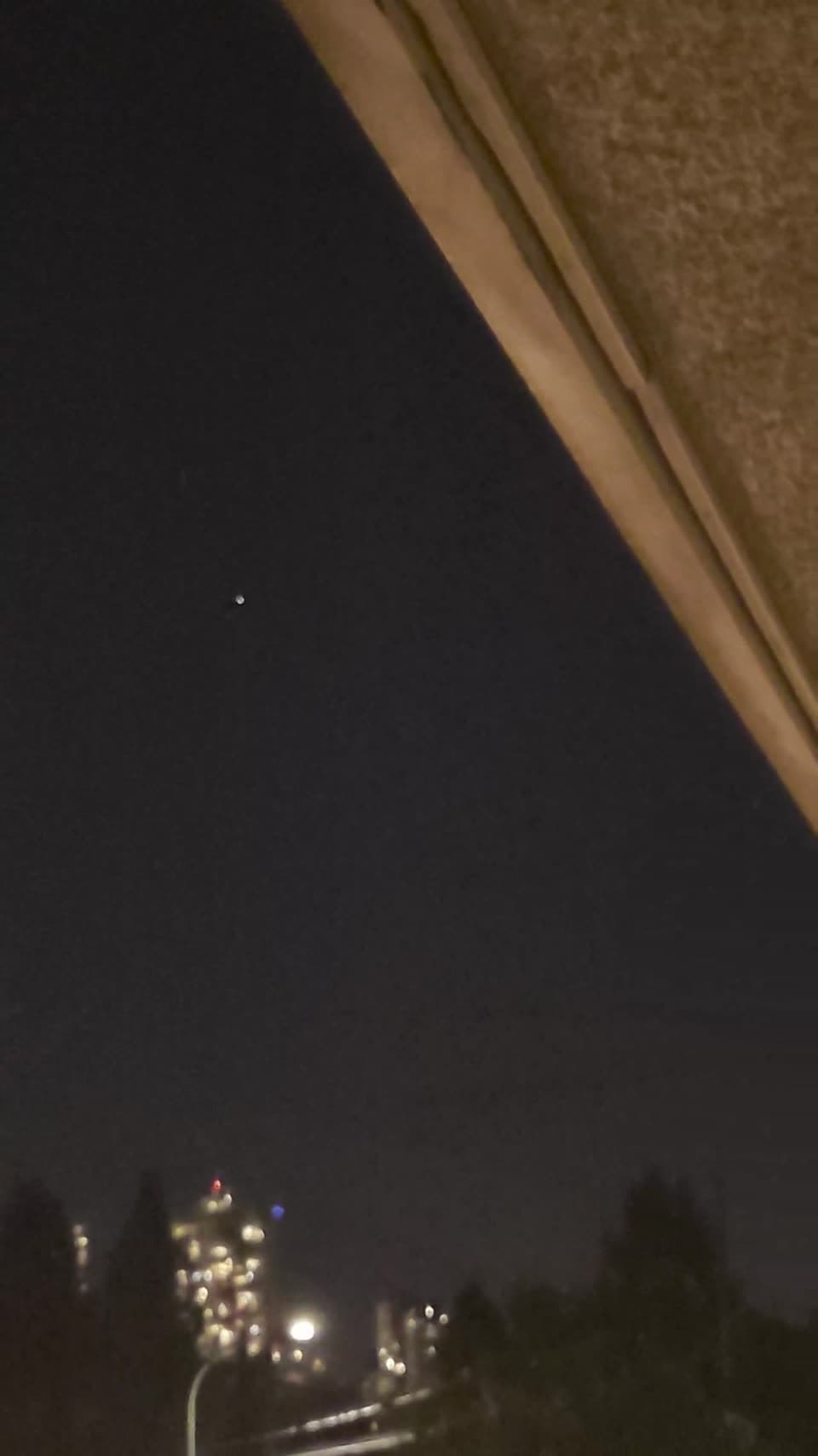 Luz brillante y oscilante filmada desde una ventana en Burnaby