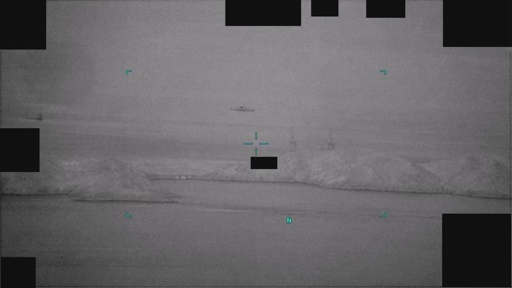 Brief left-to-right transit recorded in DOW-UAP-PR142