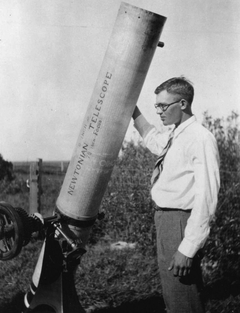 Portrait of astronomer Clyde Tombaugh used as witness context for his UFO sighting report